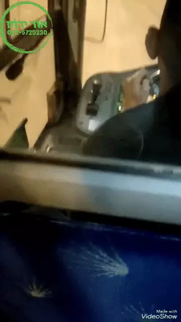 נהג אוטובוס מביט בטלפון בנהיגה