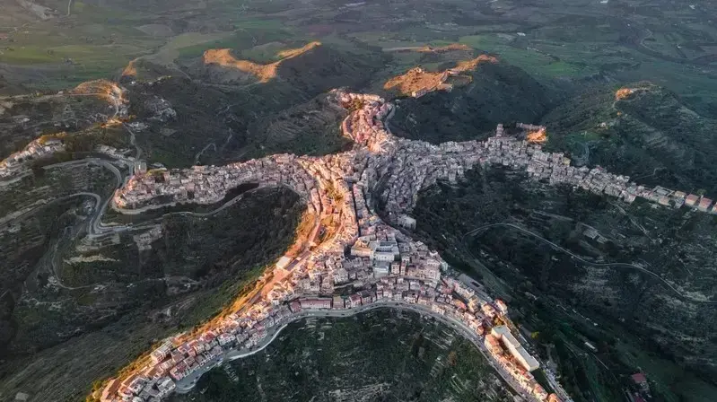 כפר איטלקי צ'נטוריפה באי סיציליה כפר איטלקי צ'נטוריפה באי סיציליה