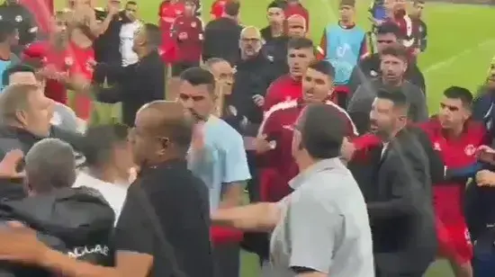 בקבוק מושלך על הפנים של מאבטחת במשחק של מכבי חיפה מול הפועל באר שבע