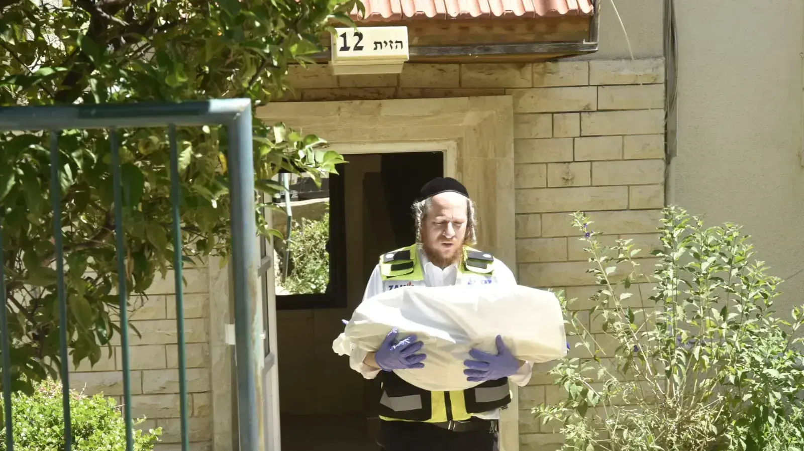 מפקד זק"א צפון חזקי פרקש מוציא את גופת הפעוט, זירת מציאת גופת אם ובנה, חיפה, 4 במאי 2023