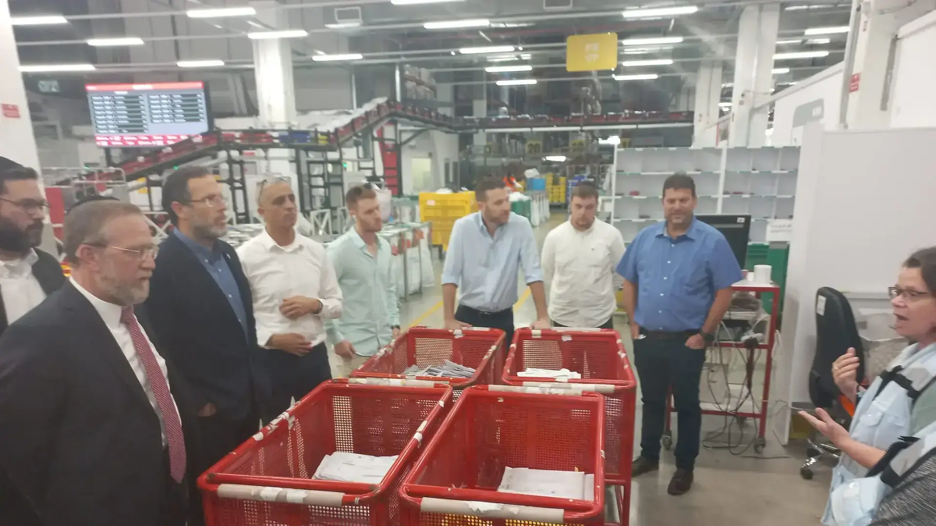 סיור במרכז מיון דואר ישראל בנושא חידוש דרכונים
