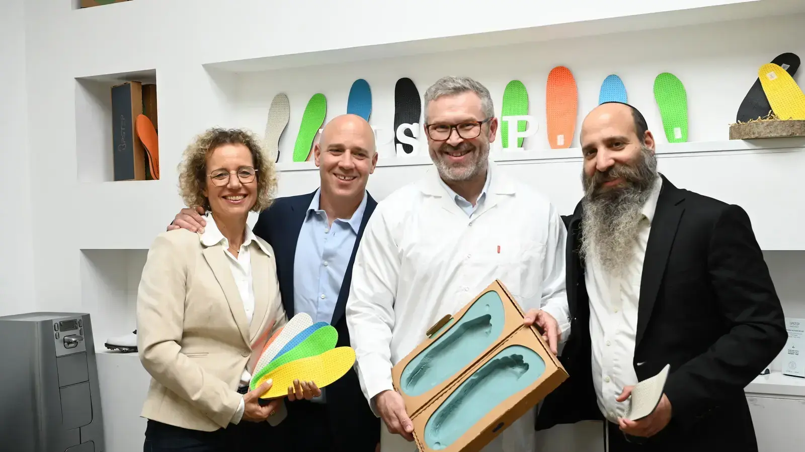 בעלים של חברת Upstep אביעד רז, אורן רז, ולימור כץ עם הפודיאטור פיל וולס