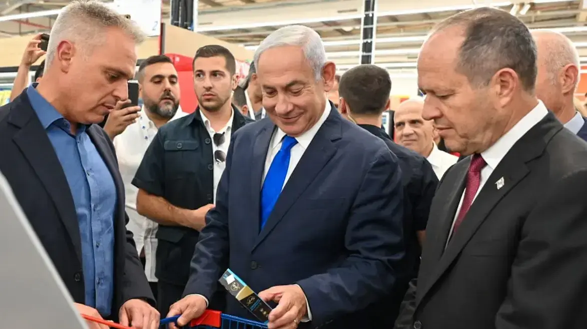 ראש ממשלת ישראל, בנימין נתניהו ושר הכלכלה, ניר ברקת ביקרו ערב הפתיחה בסניף קרפור עם כניסת הרשת באופן רשמי לישראל