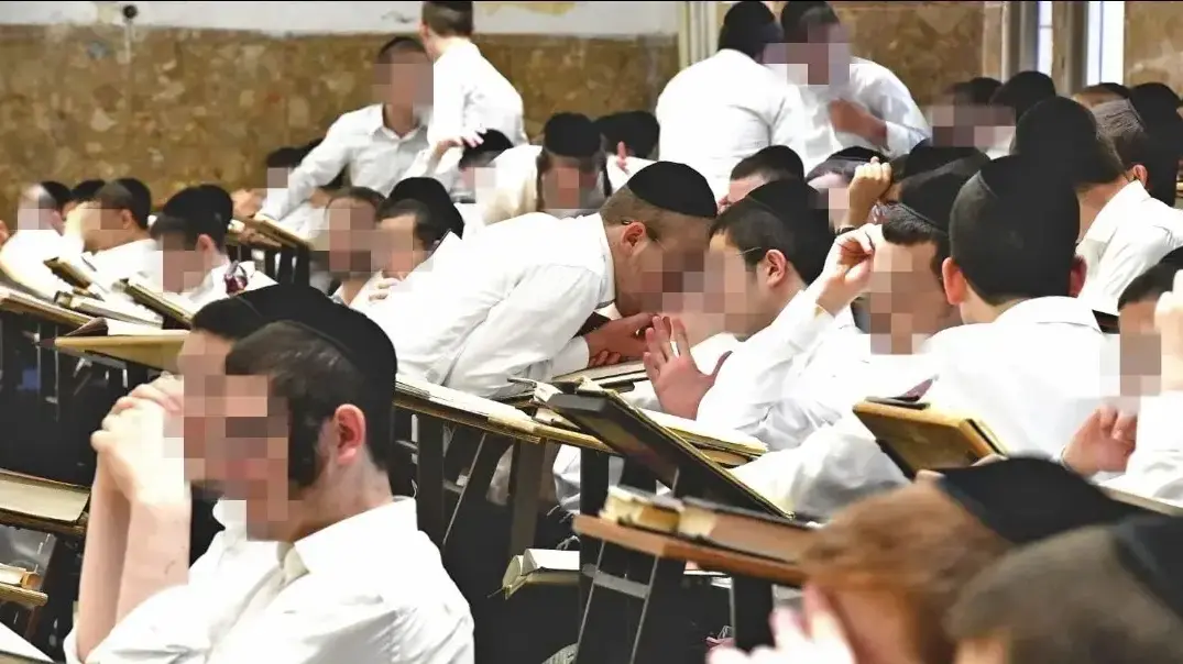 חרדים בישיבה מטושטש פנים