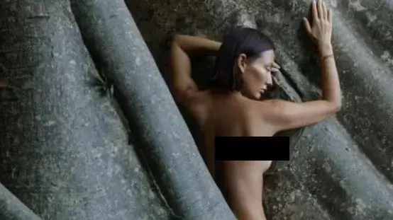 גורשה מהמדינה בגלל שהתחבקה בעירום עם עץ