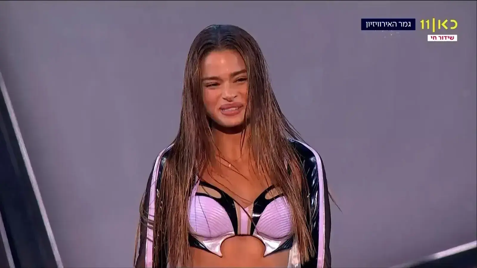 נועה קירל נרגשת בסוף ביצוע השיר "יוניקורן" בגמר אירוויזיון 2023 בליברפול, אנגליה נועה קירל נרגשת בסוף ביצוע השיר "יוניקורן" בגמר אירוויזיון 2023 בליברפול, אנגליה