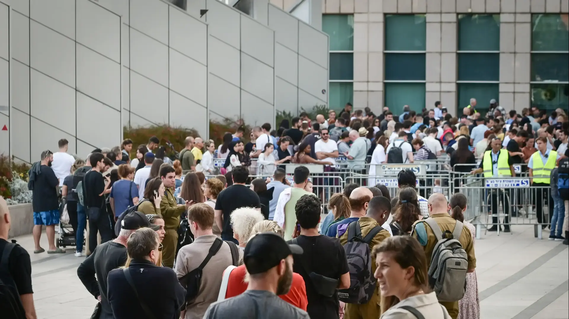 תור לחידוש דרכונים מחוץ ללשכת האוכלוסין וההגירה, ת"א, 14 במאי 2023