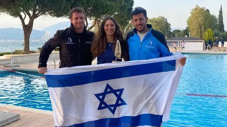שרון קנטור גולשת רוח ישראלית עם מאמנה שחר צוברי