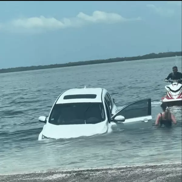 הונדה CRV שוקע במים