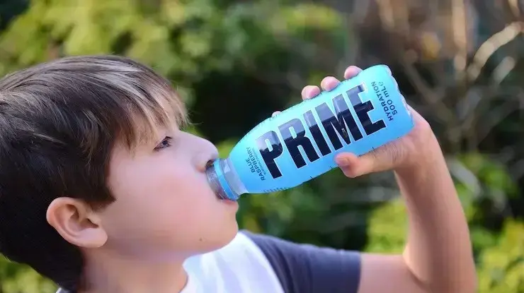 ילד שותה משקה PRIME