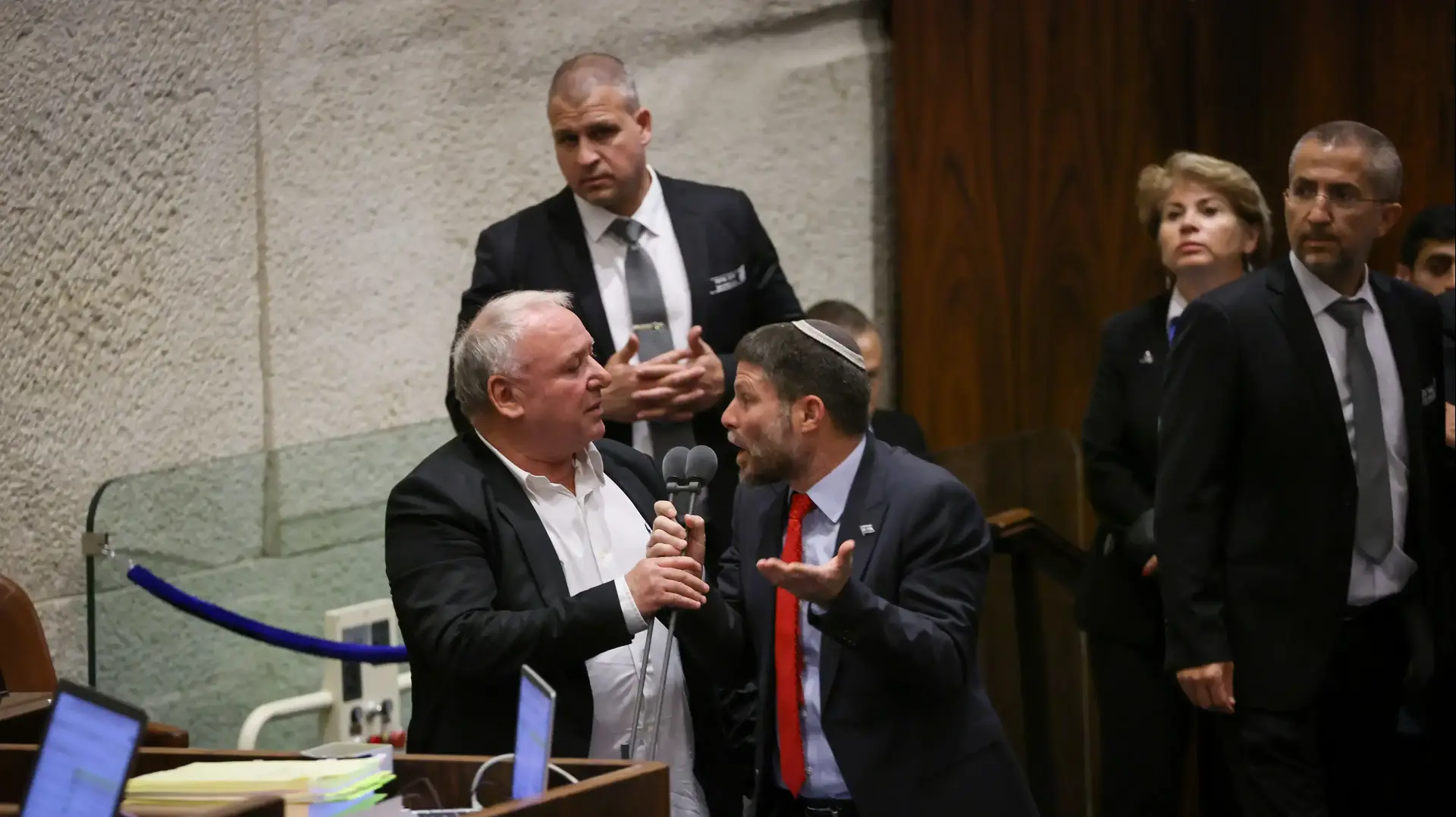 דוד אמסלם ובצלאל סמוטריץ' במליאת הכנסת, 23 במאי 2023