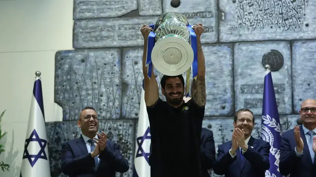 קפטן בית"ר ירושלים אופיר קריאף הניף את גביע המדינה בבית הנשיא לצד יצחק הרצוג