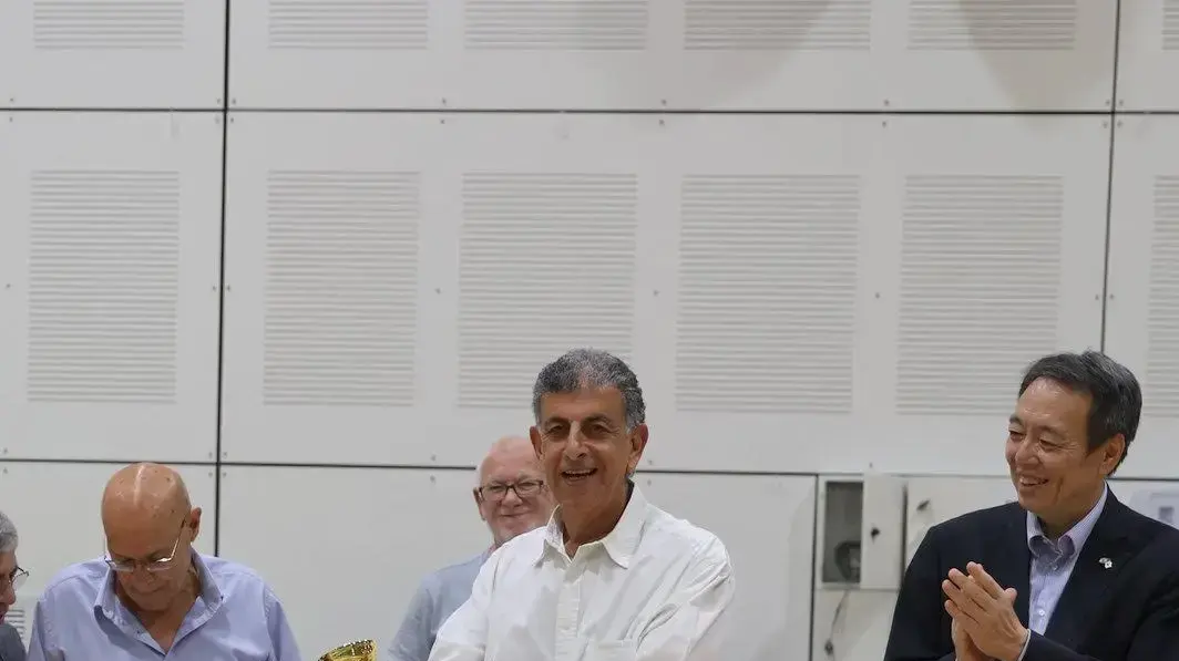 שגריר יפן בישראל ויור ההתאחדות לספורט נכים אהוד רצאבי עם תגלית העונה דן להט שגריר יפן בישראל ויור ההתאחדות לספורט נכים אהוד רצאבי עם תגלית העונה דן להט