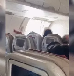נוסע בחברת אסיאנה פתח את דלת החירום באוויר