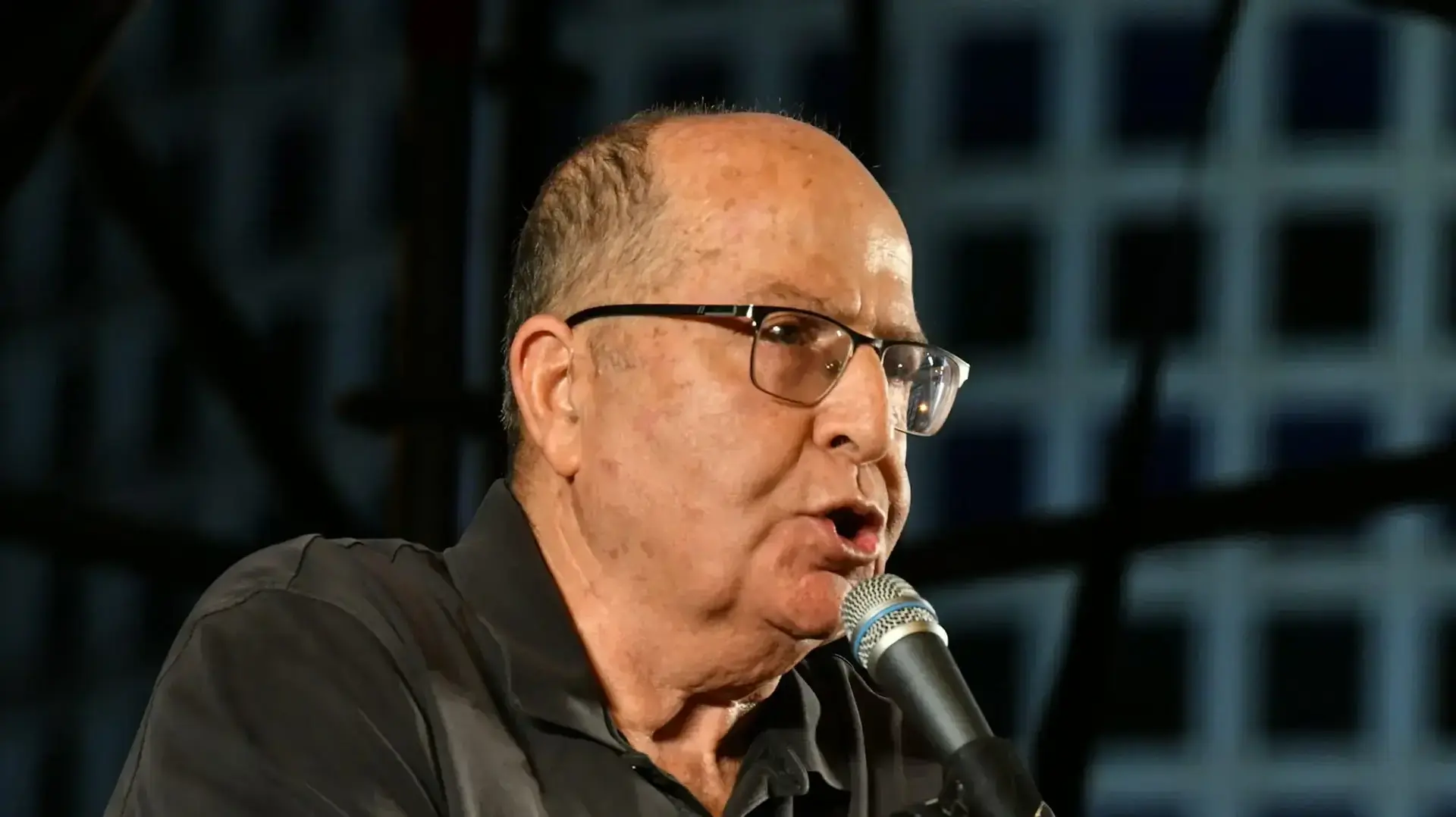 בוגי יעלון בהפגנה נגד המהפכה המשפטית, קפלן, תל אביב. 27 במאי 2023