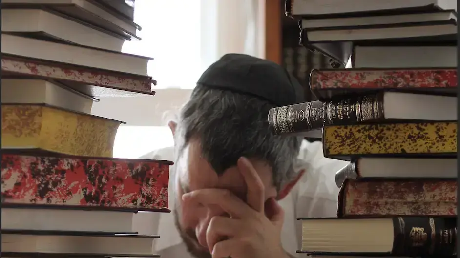 רב מתפלל, מסביבו ספרים