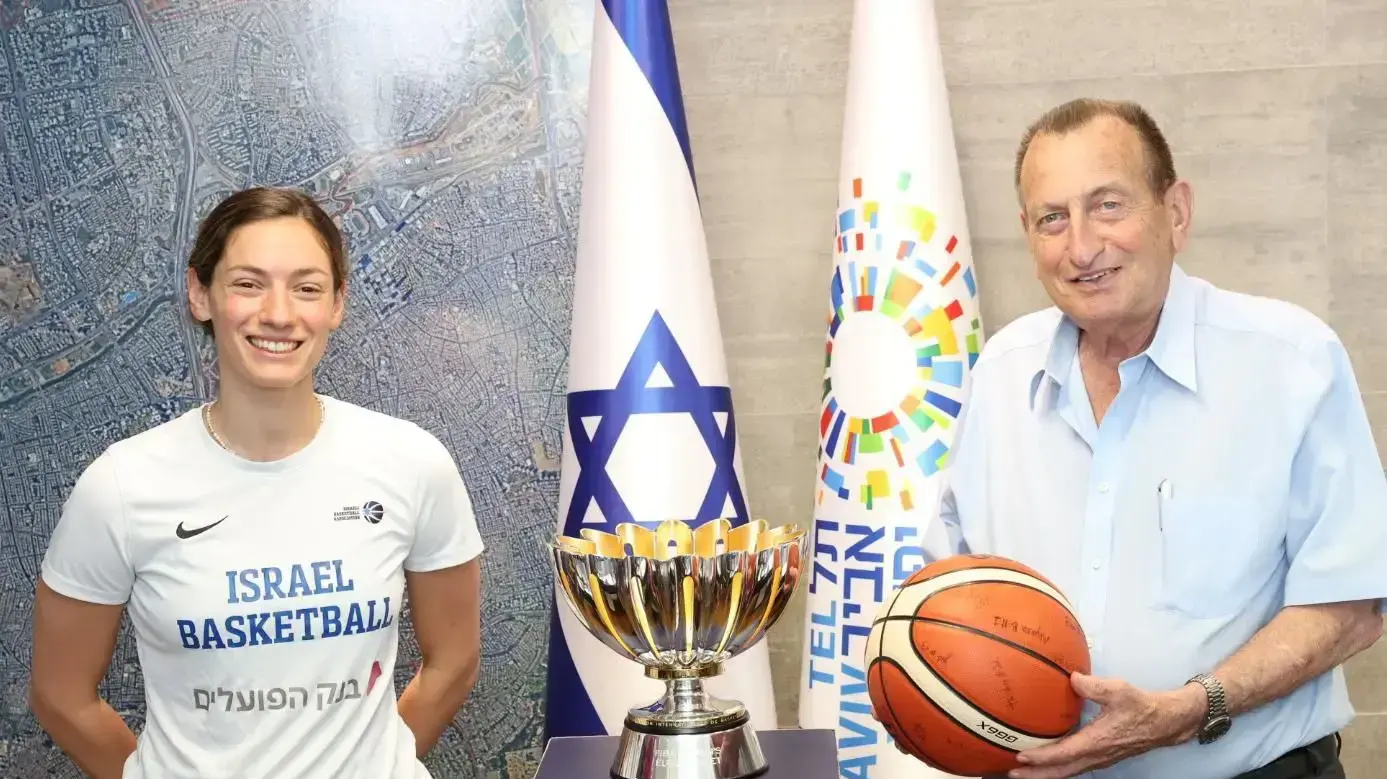 גביע היורובאסקט וקפטנית נבחרת הכדורסל עדן רוטברג בלשכת ראש עיריית תל אביב רון חולדאי