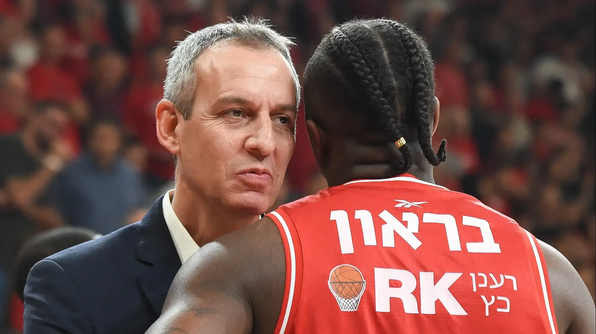 עודד קטש מאמן מכבי תל אביב לצד ג'ייקובן בראון הפועל תל אביב