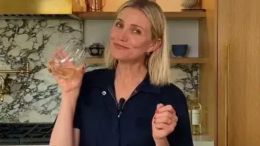 קמרון דיאז שותה מהיין שלה