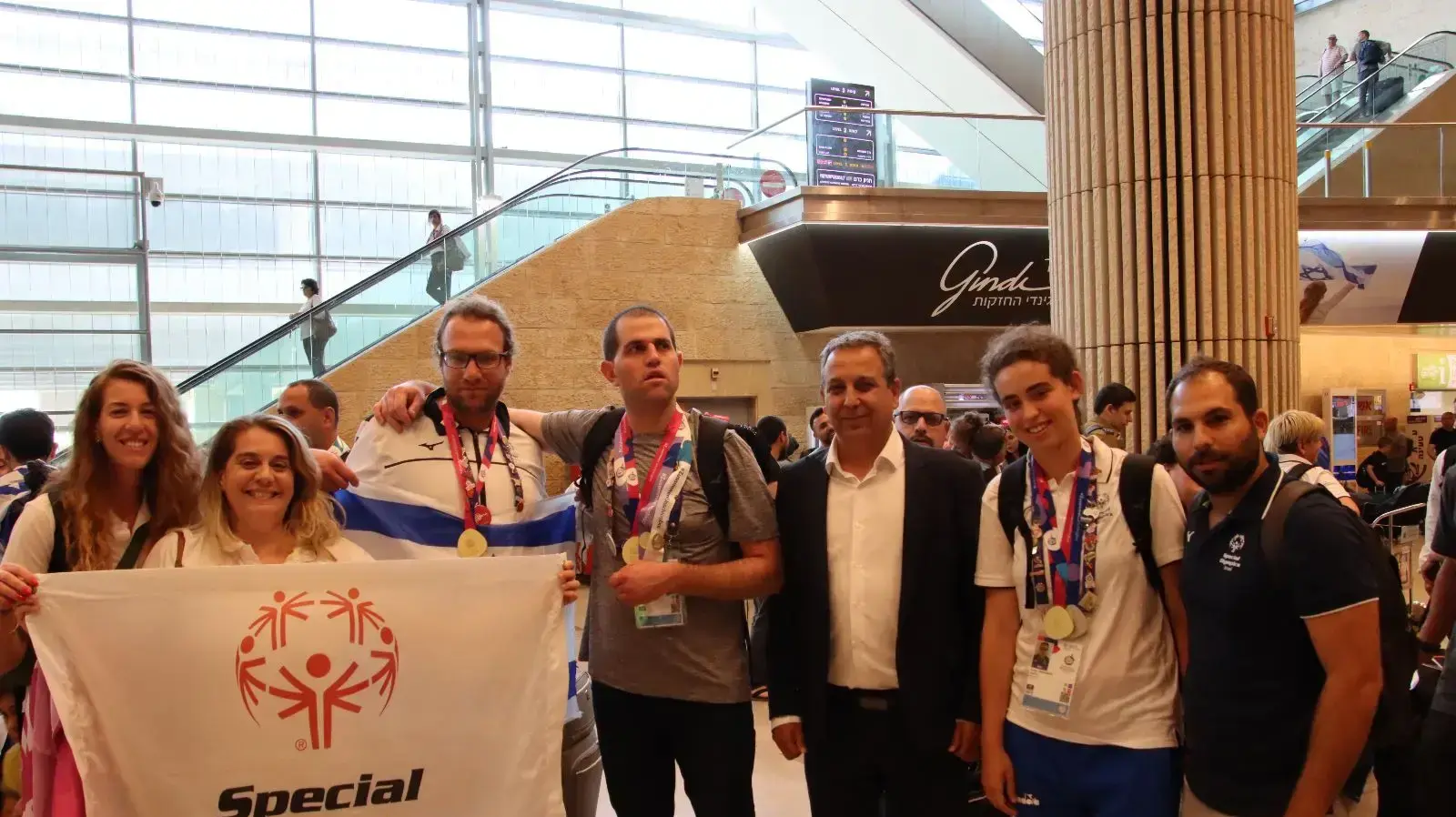 הנהלת ספיישל אולימפיקס וספורטאים. מימין לשמאל גון צורי ראש המשלחת, סוניה ינושוק טניס, אבי בנבנישתי, מיר סגל, שרון לוי בלנגה וקרן שרעבי, סמנ:כלית ספיישל אולימפיקס הנהלת ספיישל אולימפיקס וספורטאים. מימין לשמאל גון צורי ראש המשלחת, סוניה ינושוק טניס, אבי בנבנישתי, מיר סגל, שרון לוי בלנגה וקרן שרעבי, סמנ:כלית ספיישל אולימפיקס