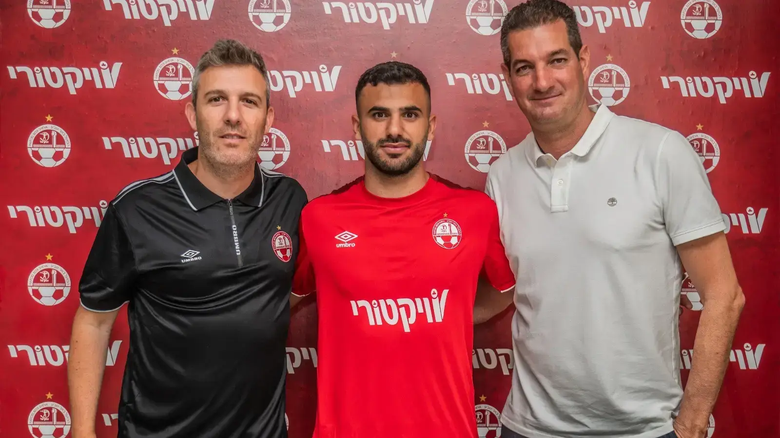 הראל שלום לצד מנכ"ל הפועל באר שבע גיא פרימור וסוכנו עידן בן אבו