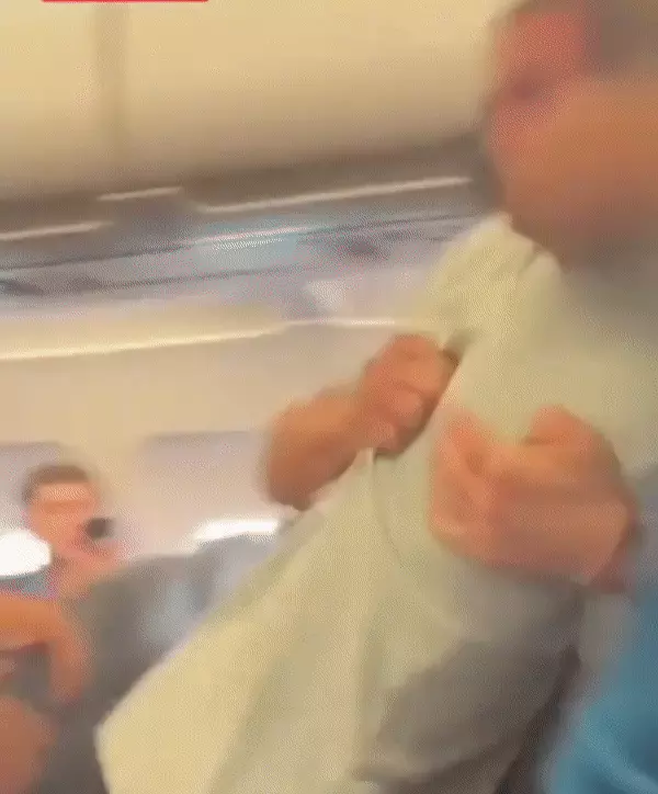 נוסע בריטי מנסה לפתוח דלת בטיסת ריינאייר