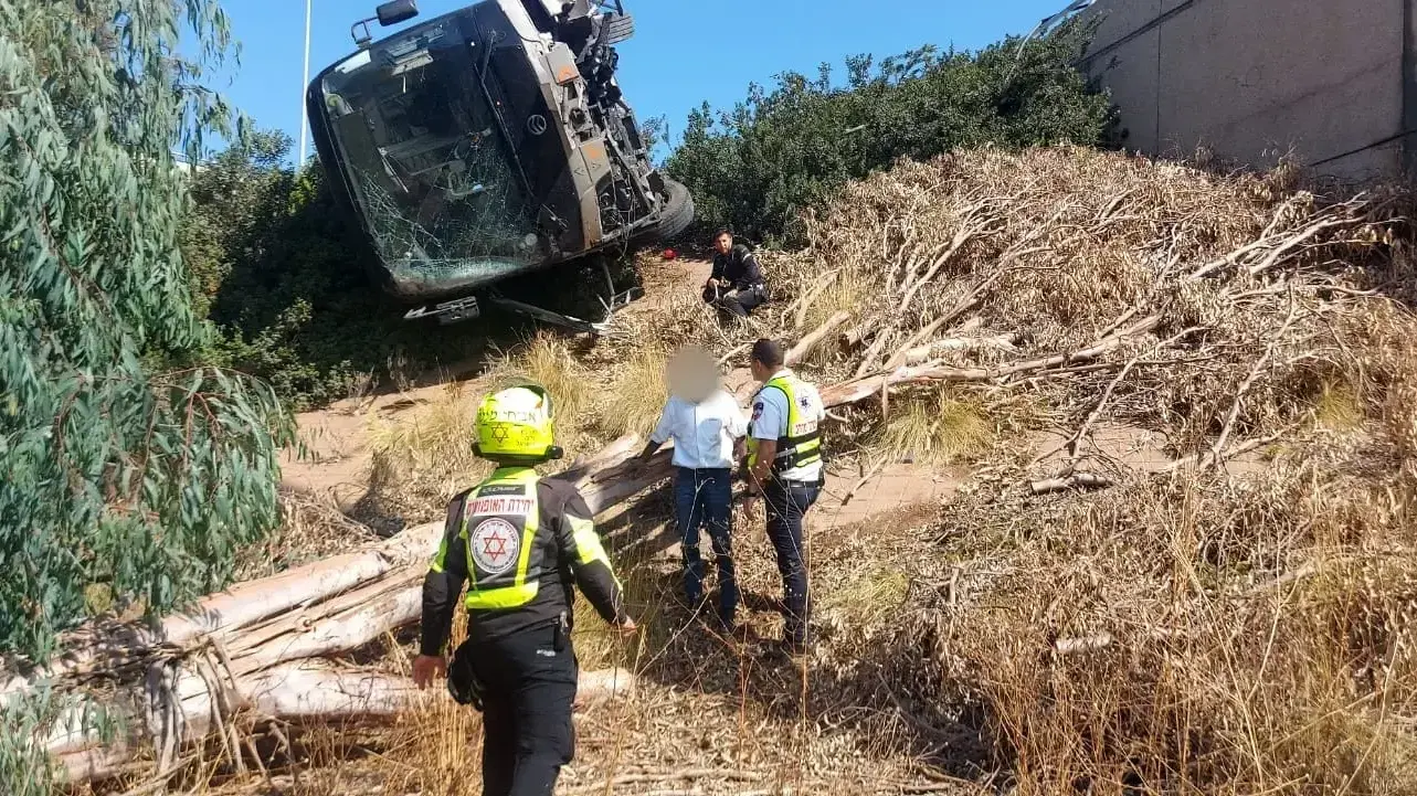אוטובוס התדרדר לתעלה בצד הדרך בכביש 5 סמוך למחלף גלילות מזרח. 4 ביולי 2023