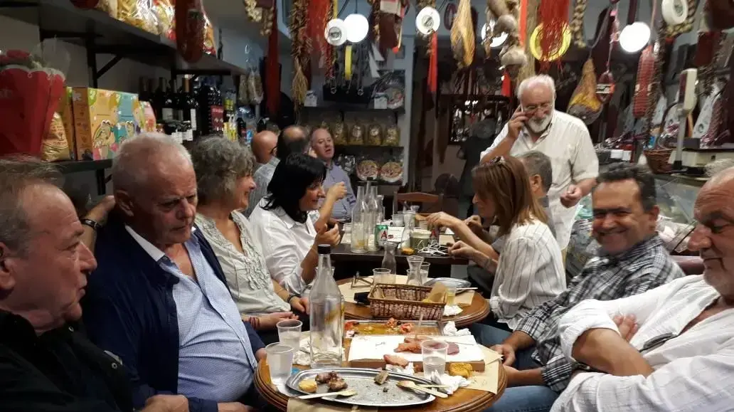 יוונים יושבים על מזטים בשוק אתונה
