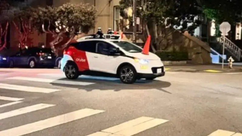פעילים בארה"ב עוצרים רכב אוטונומי של ויימו ושל קרוז באמצעות הנחת קונוס סימון על מכסה המנוע שלו