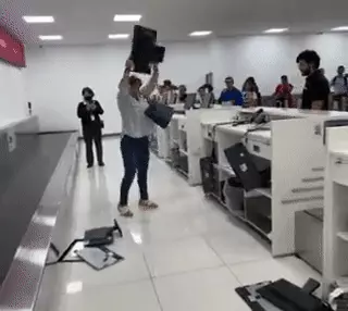 נוסעת מתפרעת בדלפק בשדה התעופה של מקסיקו סיטי נוסעת מתפרעת בדלפק בשדה התעופה של מקסיקו סיטי