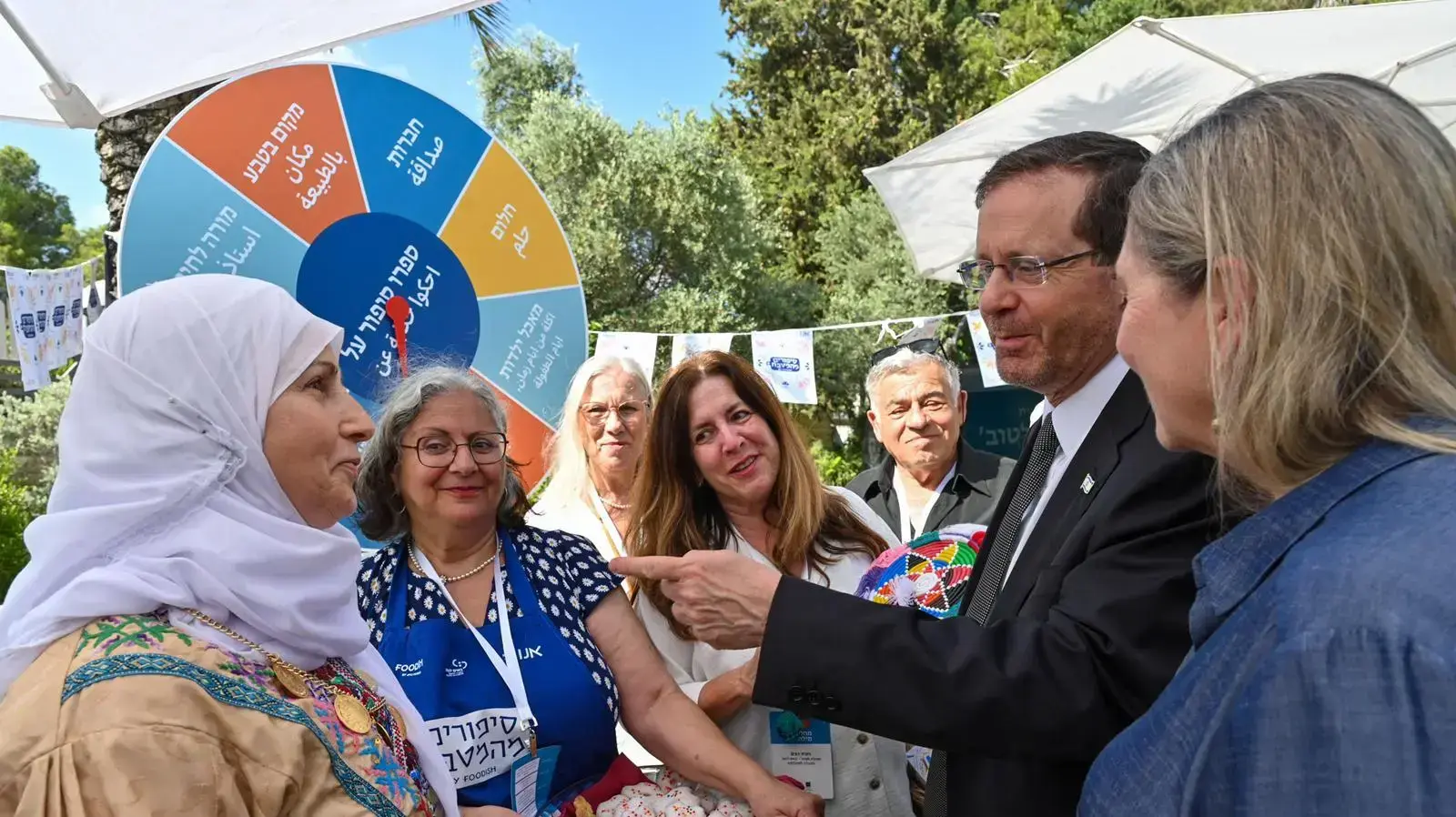 הנשיא יצחק הרצוג ורעייתו מיכל עם משתתפות במיזם, מחליפים מילה בקהילה