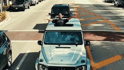 גבר מוציא את הראש מגג רכב פתוח