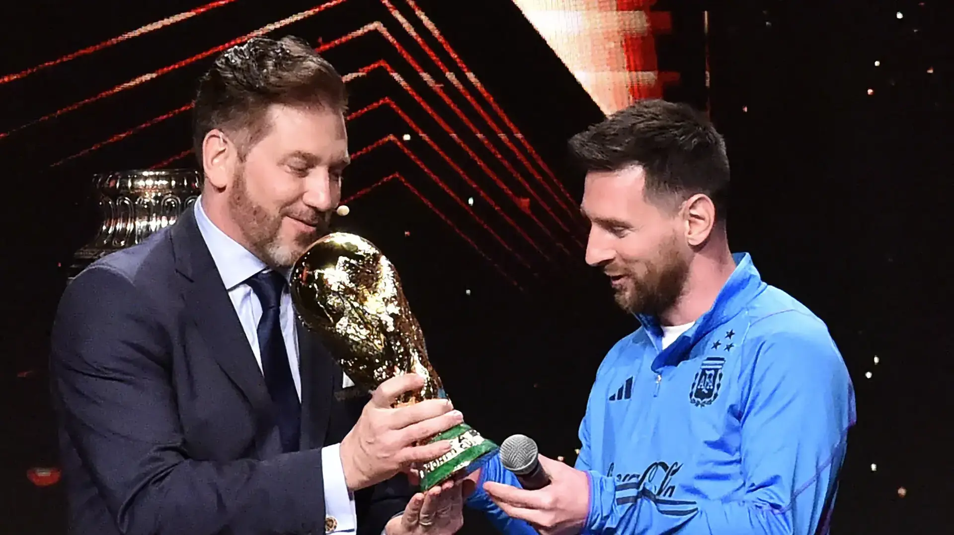שחקן נבחרת ארגנטינה ליאונל מסי עם נשיא Conmebol אלחנדרו דומינגס שחקן נבחרת ארגנטינה ליאונל מסי עם נשיא Conmebol אלחנדרו דומינגס