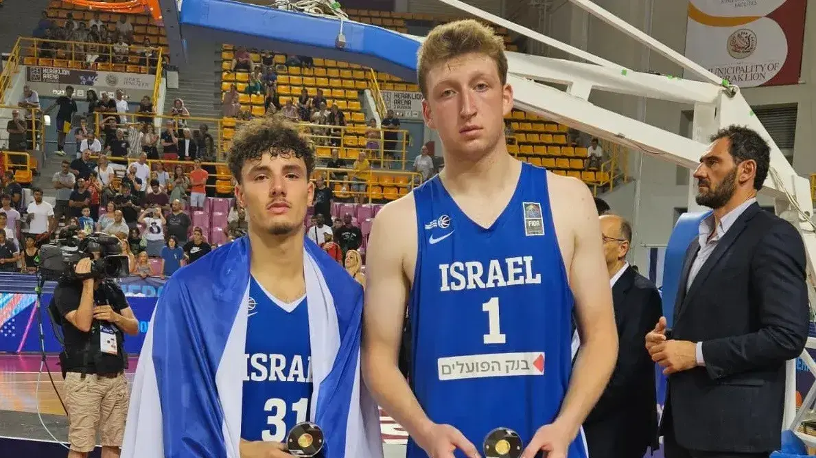 דני וולף עם נועם יעקב שחקני נבחרת העתודה של ישראל
