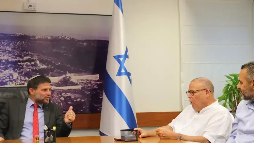 חתימה על הסכם המסגרת בין יו"ר ההסתרות ארנון בר דוד לשר האוצר בצלאל סמוטריץ'