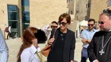 כומר שליווה שרה גרמנית בביקור בכותל, התבקש להסתיר את הצלב