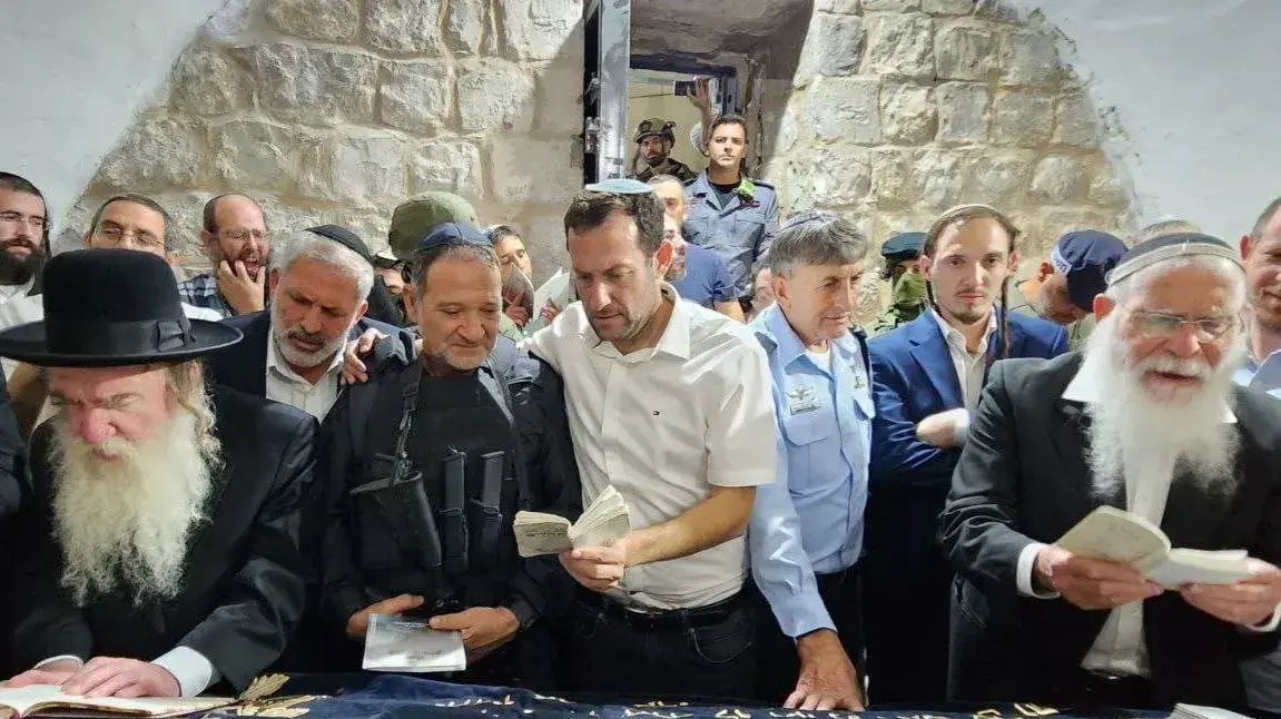 המפכ"ל קובי שבתאי בקבר יוסף