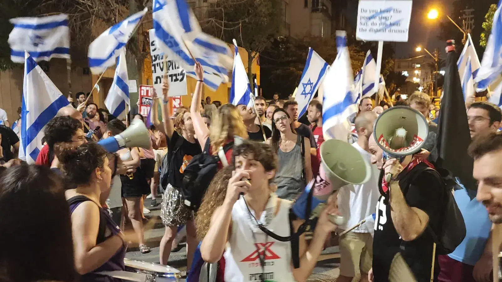 צעדה לאחר ההפגנה נגד המהפכה המשפטית,בניין ההסתדרות ת"א, 22 ביולי 2023