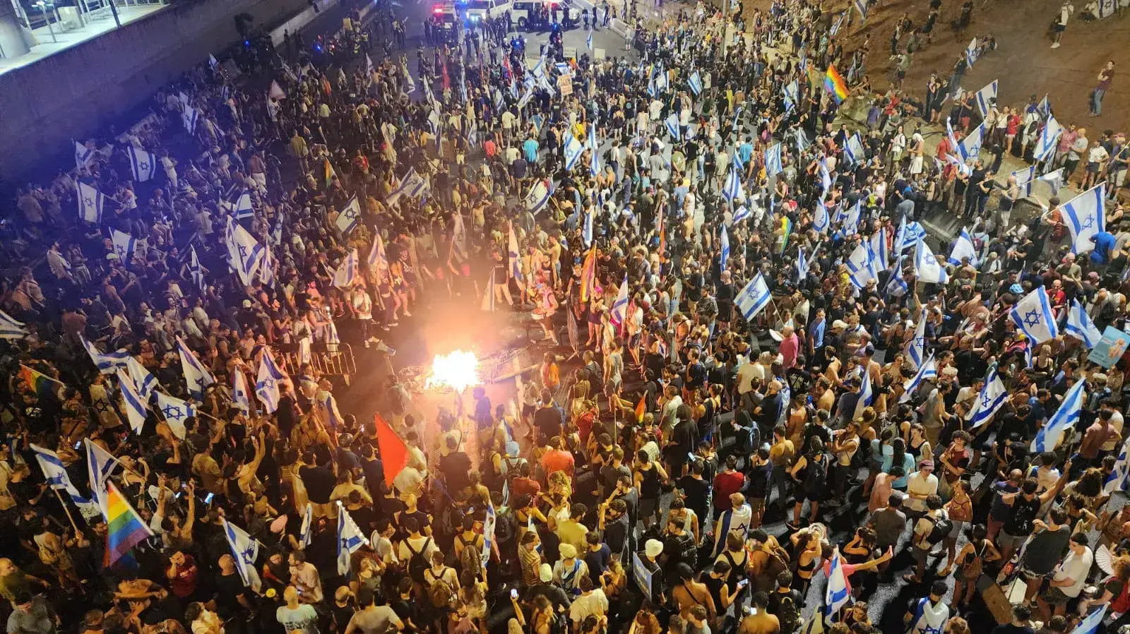 מפגינים נגד ביטול עילת הסבירות , נתיבי איילון , תל אביב. 24 ביולי 2023