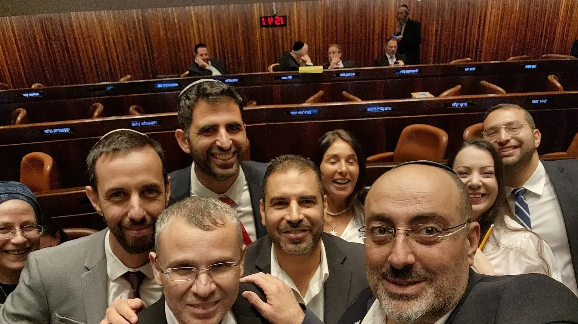 חבר הכנסת ניסים ואטורי מצלם סלפי אחרי העברת ביטול חוק עילת הסבירות 24 ביולי 2023