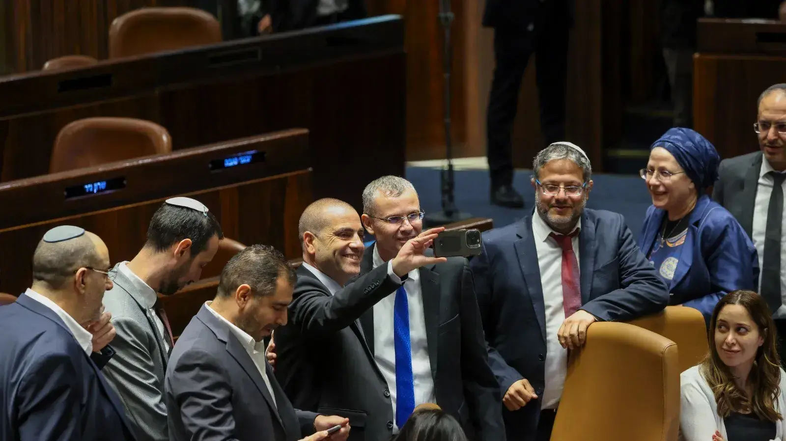 חברי הקואליציה בהם יריב לוין ואיתמר בן גביר מצטלמים לאחר אישור חוק עילת הסבירות בכנסת 24.07.23