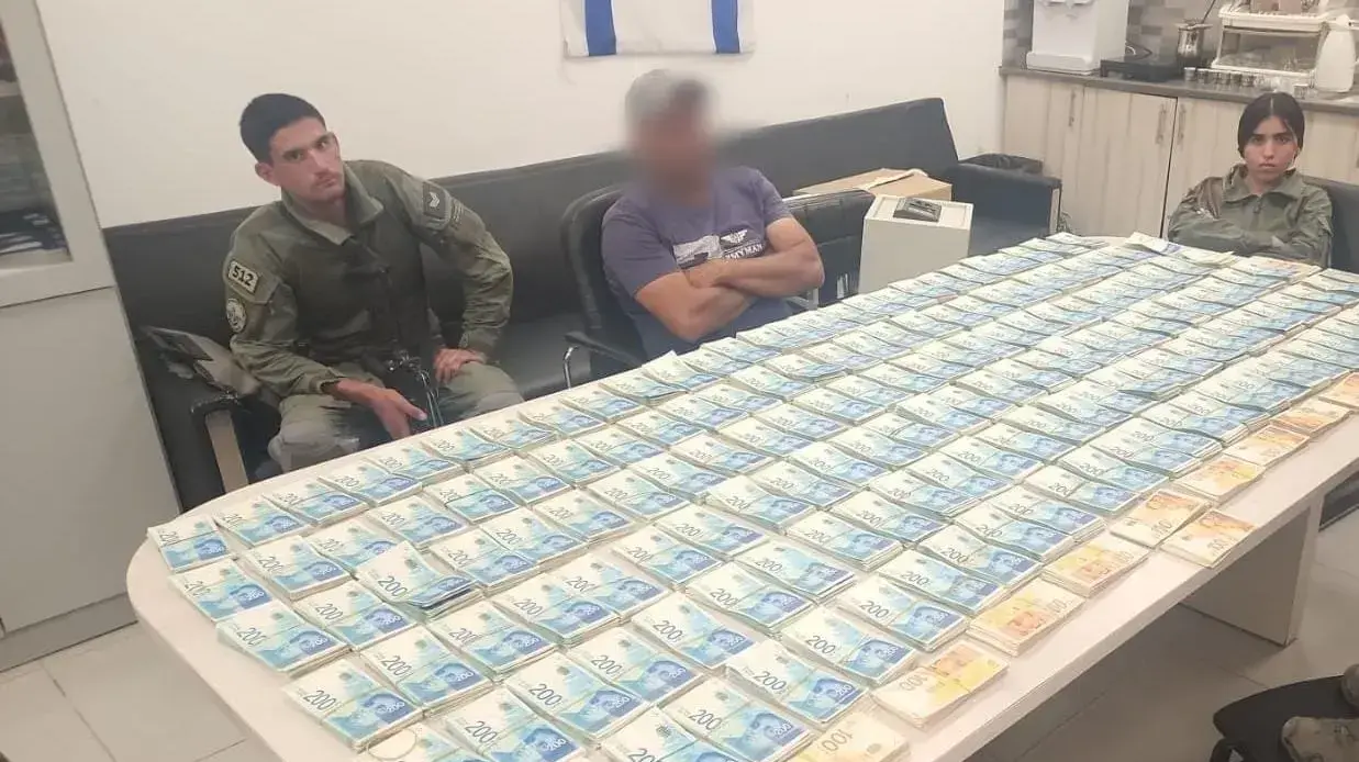 המשטרה תפסה 2.5 מיליון שקלים מולבנים בחנות בניין בשפרעם. 27 ביולי 2023