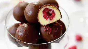 טראפלס פטל קפוא עם יין לבן
