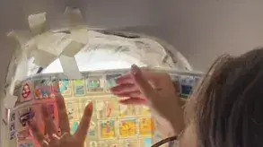 נוסעת הדביקה עלון לחלון המטוס עבור צל