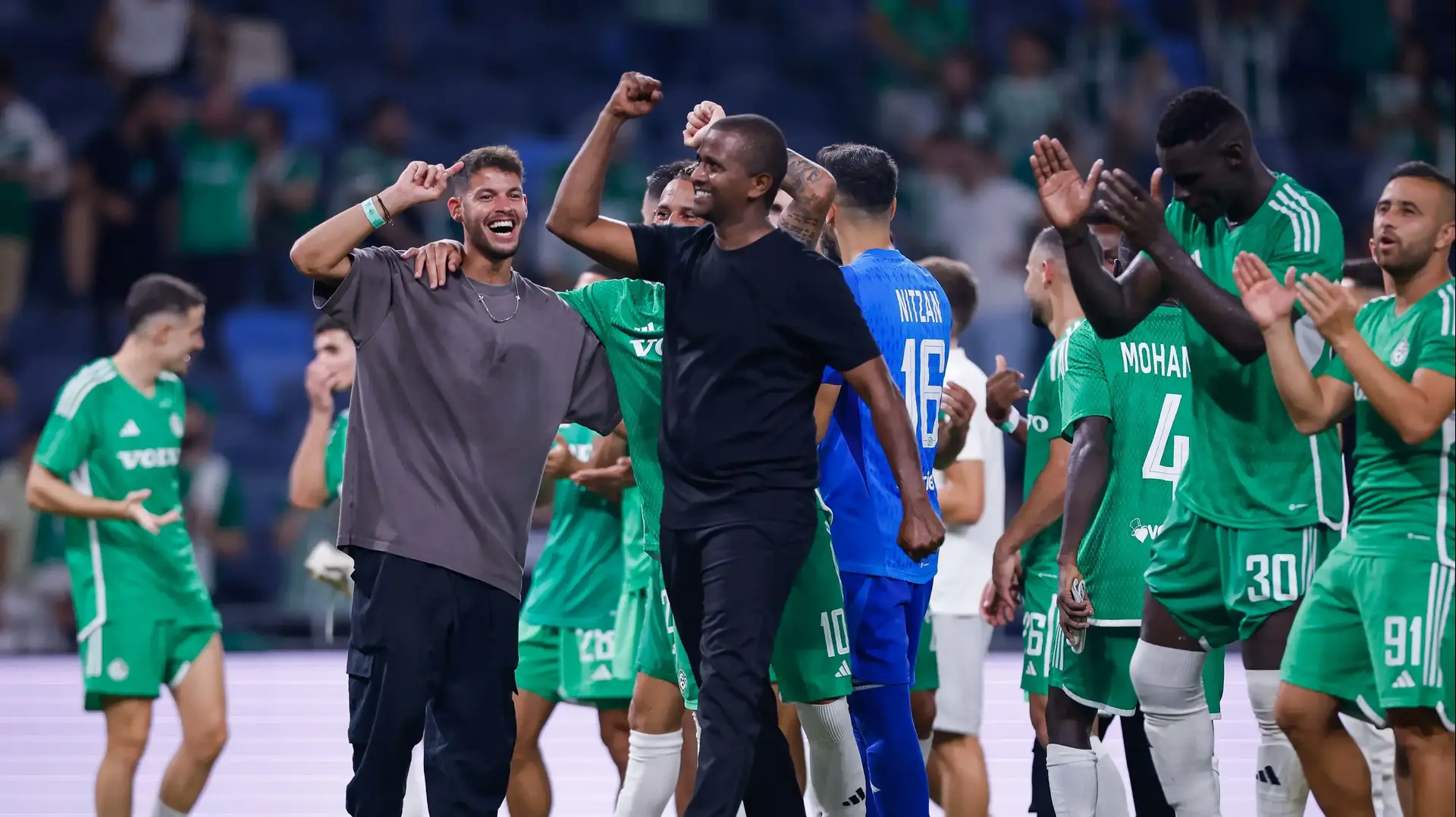 מסאי דגו חוגג עם שחקני מכבי חיפה