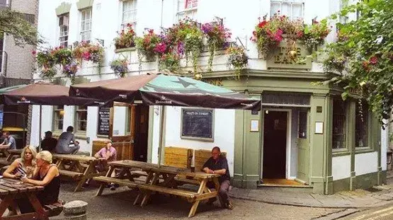 מסעדת Bank Tavern