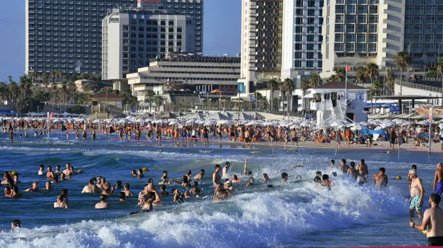 חוף הים בתל אביב. 10 באוגוסט 2023 חום חמסין שרב מזג אוויר חוף הים בתל אביב. 10 באוגוסט 2023 חום חמסין שרב מזג אוויר