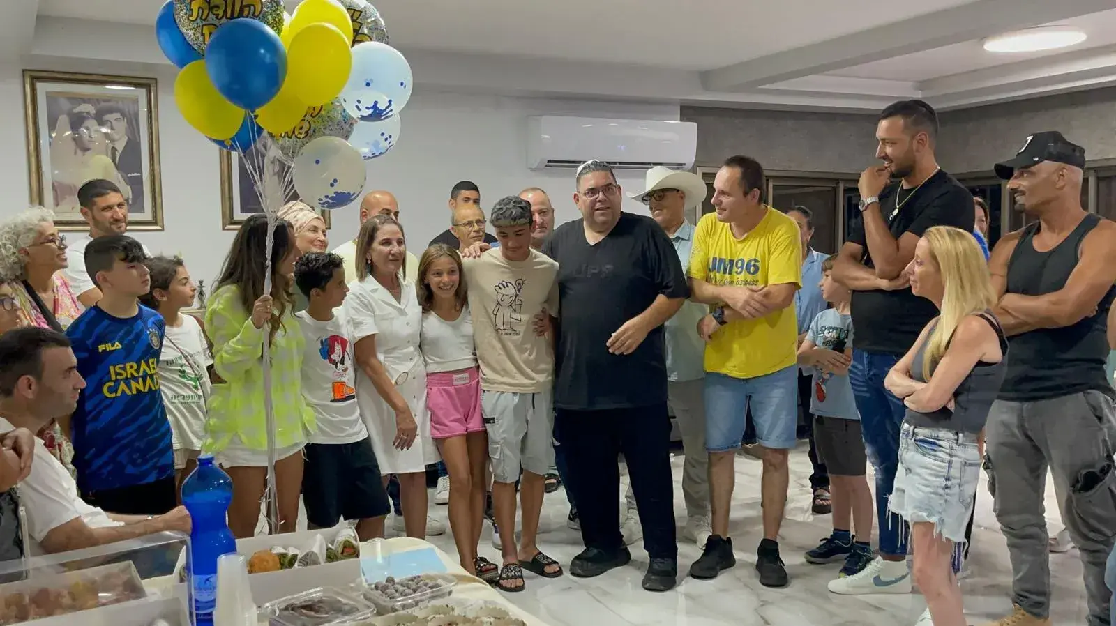 חוגגים יום הולדת למני לוי