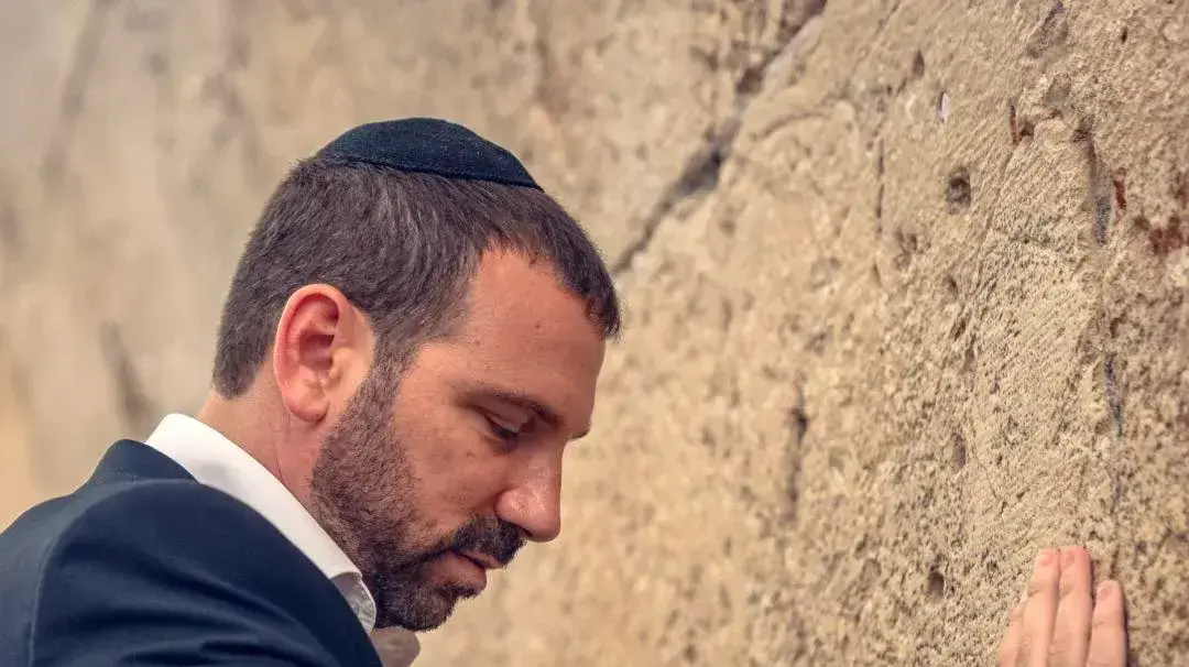 שי קינן מועמד לראשות העיר חולון בתפילה בכותל
