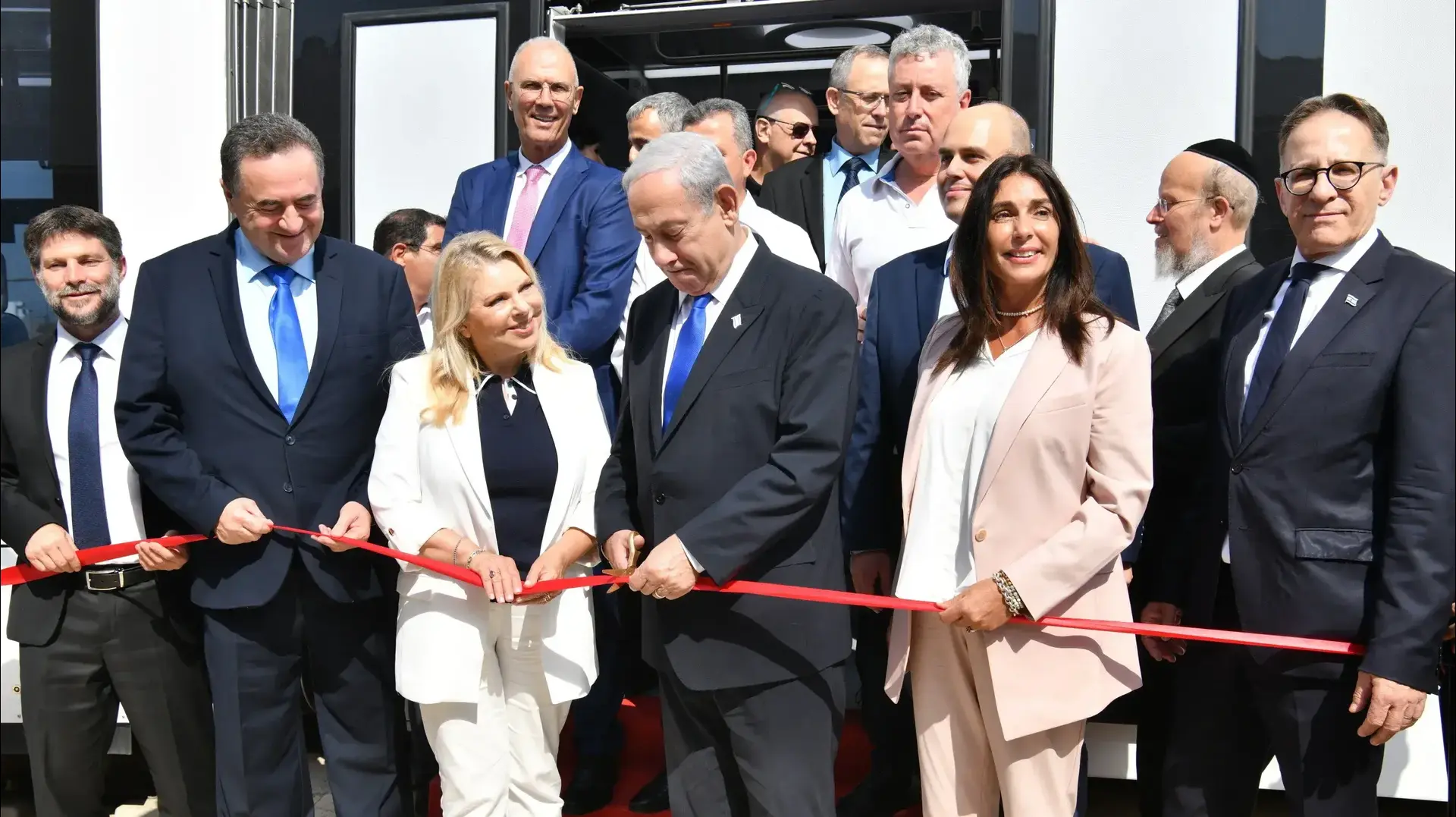 ראש הממשלה בנימין נתניהו, רעייתו שרה, שרת התחבורה מירי רגב , שר התשתיות כץ, שר האוצר בצלאל סמוטריץ' משיקים את הרכבת הקלה, 17 באוגוסט 2023